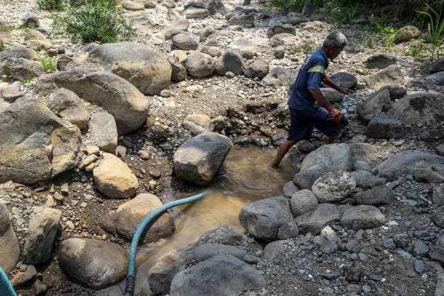 September 29, 2026, Kulon Progo, Indonesia: KULON PROGO, YOGYAKARTA, INDONESIA, SEPTEMBER 29, 2026: Residents pump water from the bottom of the Sawah Aking River into a truck-mounted tank in Pengasih, Kulon Progo, amid prolonged dry conditions. The Kulon Progo Regional Disaster Management Agency (BPBD) has extended its drought emergency alert through December 31, as authorities prepare for continued water shortages in affected communities. Kulon Progo Indonesia - ZUMAq101 20260929_zna_q101_067 Copyright: xIlhamxNurxArifinx