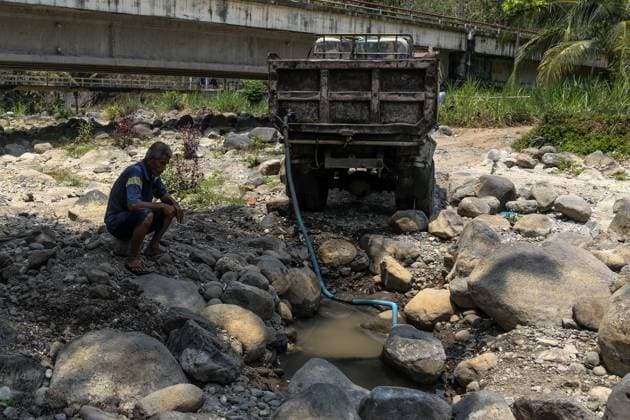 September 29, 2026, Kulon Progo, Indonesia: KULON PROGO, YOGYAKARTA, INDONESIA, SEPTEMBER 29, 2026: Residents pump water from the bottom of the Sawah Aking River into a truck-mounted tank in Pengasih, Kulon Progo, amid prolonged dry conditions. The Kulon Progo Regional Disaster Management Agency (BPBD) has extended its drought emergency alert through December 31, as authorities prepare for continued water shortages in affected communities. Kulon Progo Indonesia - ZUMAq101 20260929_zna_q101_068 Copyright: xIlhamxNurxArifinx
