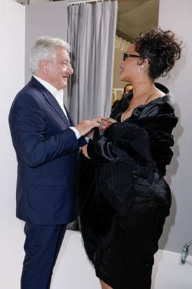 Sidney Toldeano and Rihanna at the backstage photocall for the Dior Women’s Ready-to-Wear Spring Summer 2027 Collection fashion show during Paris Fashion Week at the Tuileries Garden, September 29, 2026. Olivier Borde, Bestimage. Greeting at the Dior Women’s Ready-to-Wear Spring Summer 2027 Collection fashion show during Paris Fashion Week on September 29, 2026, in Paris, France.  Copyright: xOLIVIERxBORDEx xBESTIMAGExOLIVIERxBORDEx xBESTIMAGEx