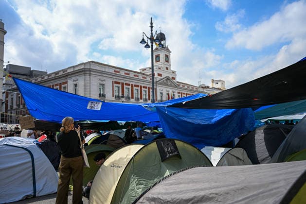 September 29, 2026, Madrid, Madrid, SPAIN: People participating in a housing rights protest camp overnight in Puerta del Sol, Madrid, Spain, following a mass demonstration calling for affordable housing and protesting evictions and rising housing costs. Protesters set up tents and temporary shelters in the square and announced that they would remain there indefinitely. Madrid SPAIN - ZUMAz108 20260929_znp_z108_031 Copyright: xRichardxZubelzux