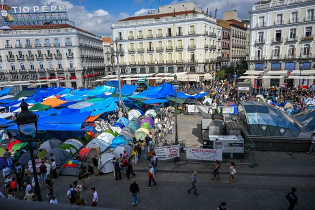 September 29, 2026, Madrid, Madrid, SPAIN: People participating in a housing rights protest camp overnight in Puerta del Sol, Madrid, Spain, following a mass demonstration calling for affordable housing and protesting evictions and rising housing costs. Protesters set up tents and temporary shelters in the square and announced that they would remain there indefinitely. Madrid SPAIN - ZUMAz108 20260929_znp_z108_030 Copyright: xRichardxZubelzux