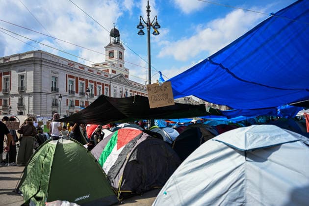 September 29, 2026, Madrid, Madrid, SPAIN: People participating in a housing rights protest camp overnight in Puerta del Sol, Madrid, Spain, following a mass demonstration calling for affordable housing and protesting evictions and rising housing costs. Protesters set up tents and temporary shelters in the square and announced that they would remain there indefinitely. Madrid SPAIN - ZUMAz108 20260929_znp_z108_033 Copyright: xRichardxZubelzux