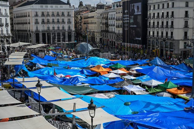 September 29, 2026, Madrid, Madrid, SPAIN: People participating in a housing rights protest camp overnight in Puerta del Sol, Madrid, Spain, following a mass demonstration calling for affordable housing and protesting evictions and rising housing costs. Protesters set up tents and temporary shelters in the square and announced that they would remain there indefinitely. Madrid SPAIN - ZUMAz108 20260929_znp_z108_034 Copyright: xRichardxZubelzux