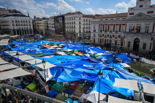 September 29, 2026, Madrid, Madrid, SPAIN: People participating in a housing rights protest camp overnight in Puerta del Sol, Madrid, Spain, following a mass demonstration calling for affordable housing and protesting evictions and rising housing costs. Protesters set up tents and temporary shelters in the square and announced that they would remain there indefinitely. Madrid SPAIN - ZUMAz108 20260929_znp_z108_035 Copyright: xRichardxZubelzux