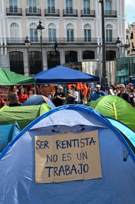 September 29, 2026, Madrid, Madrid, SPAIN: People participating in a housing rights protest camp overnight in Puerta del Sol, Madrid, Spain, following a mass demonstration calling for affordable housing and protesting evictions and rising housing costs. Protesters set up tents and temporary shelters in the square and announced that they would remain there indefinitely. Madrid SPAIN - ZUMAz108 20260929_znp_z108_036 Copyright: xRichardxZubelzux