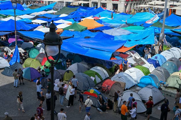 September 29, 2026, Madrid, Madrid, SPAIN: People participating in a housing rights protest camp overnight in Puerta del Sol, Madrid, Spain, following a mass demonstration calling for affordable housing and protesting evictions and rising housing costs. Protesters set up tents and temporary shelters in the square and announced that they would remain there indefinitely. Madrid SPAIN - ZUMAz108 20260929_znp_z108_038 Copyright: xRichardxZubelzux