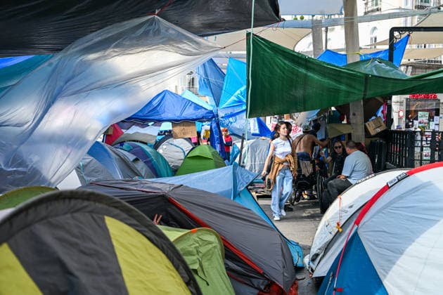 September 29, 2026, Madrid, Madrid, SPAIN: People participating in a housing rights protest camp overnight in Puerta del Sol, Madrid, Spain, following a mass demonstration calling for affordable housing and protesting evictions and rising housing costs. Protesters set up tents and temporary shelters in the square and announced that they would remain there indefinitely. Madrid SPAIN - ZUMAz108 20260929_znp_z108_039 Copyright: xRichardxZubelzux