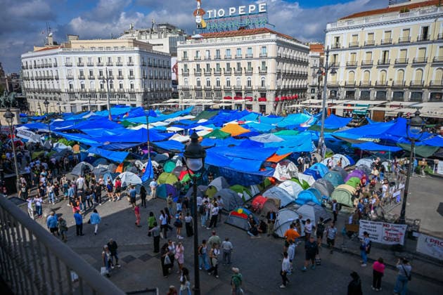 September 29, 2026, Madrid, Madrid, SPAIN: People participating in a housing rights protest camp overnight in Puerta del Sol, Madrid, Spain, following a mass demonstration calling for affordable housing and protesting evictions and rising housing costs. Protesters set up tents and temporary shelters in the square and announced that they would remain there indefinitely. Madrid SPAIN - ZUMAz108 20260929_znp_z108_040 Copyright: xRichardxZubelzux