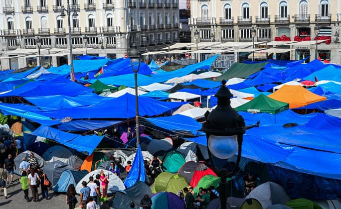 September 29, 2026, Madrid, Madrid, SPAIN: People participating in a housing rights protest camp overnight in Puerta del Sol, Madrid, Spain, following a mass demonstration calling for affordable housing and protesting evictions and rising housing costs. Protesters set up tents and temporary shelters in the square and announced that they would remain there indefinitely. Madrid SPAIN - ZUMAz108 20260929_znp_z108_041 Copyright: xRichardxZubelzux