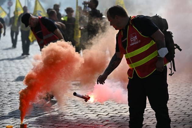 Firefighters gathered and marched through the French capital today. Among other things, they are calling for better staffing levels and more favourable working conditions in terms of both staff numbers and equipment. - 29 09 2026 - France Paris -  JulienxMattiax xLexPictorium LePictorium_0341349