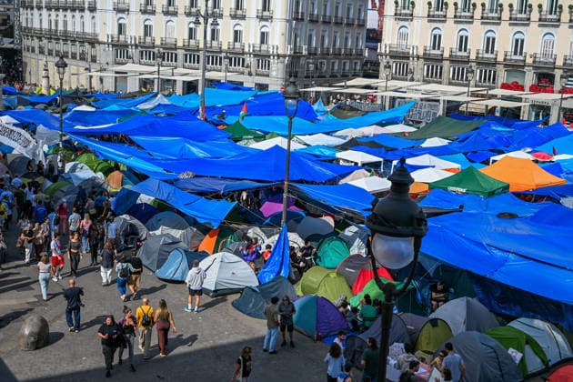 September 29, 2026, Madrid, Madrid, SPAIN: People participating in a housing rights protest camp overnight in Puerta del Sol, Madrid, Spain, following a mass demonstration calling for affordable housing and protesting evictions and rising housing costs. Protesters set up tents and temporary shelters in the square and announced that they would remain there indefinitely. Madrid SPAIN - ZUMAz108 20260929_znp_z108_042 Copyright: xRichardxZubelzux