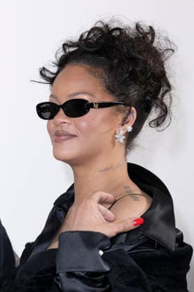 Rihanna at the backstage photocall for the Dior Women s Ready-to-Wear Spring Summer 2027 Collection fashion show during Paris Fashion Week, September 29, 2026 Olivier Borde Bestimage Greeting at the Dior Women’s Ready-to-Wear Spring Summer 2027 Collection fashion show during Paris Fashion Week, September 29, 2026, Paris, France  Copyright: xOLIVIERxBORDEx xBESTIMAGExOLIVIERxBORDEx xBESTIMAGEx