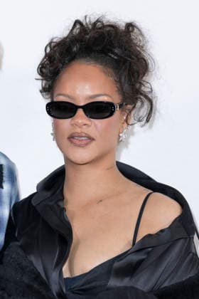 Rihanna at the backstage photocall for the Dior Women s Ready-to-Wear Spring Summer 2027 Collection fashion show during Paris Fashion Week, September 29, 2026 Olivier Borde Bestimage Greeting at the Dior Women s Ready-to-Wear Spring Summer 2027 Collection fashion show during Paris Fashion Week, September 29, 2026, Paris, France  Copyright: xOLIVIERxBORDEx xBESTIMAGExOLIVIERxBORDEx xBESTIMAGEx