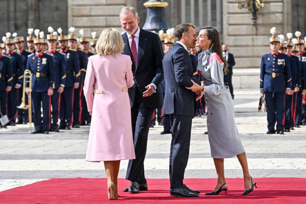 French President Emmanuel Macron and his wife, First Lady Brigitte Macron, are welcomed by King Felipe VI of Spain and Queen Letizia of Spain during an official ceremony at the Royal Palace in Madrid, as part of a state visit to Madrid, Spain, on September 29, 2020 Christian Liewig Bestimage French President Emmanuel Macron and his wife Brigitte Macron are welcomed by King Felipe VI and Queen Letizia of Spain during an official ceremony at the Royal Palace in Madrid as part of a state visit to Madrid, Spain, on September 29, 2026 Madrid, Spain Copyright: xChristianxLiewigx xBestimagexChristianxLiewigx xBestimagex
