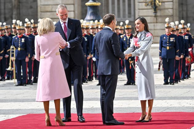 French President Emmanuel Macron and his wife, First Lady Brigitte Macron, are welcomed by King Felipe VI of Spain and Queen Letizia of Spain during an official ceremony at the Royal Palace in Madrid, as part of a state visit to Madrid, Spain, on September 29, 2020 Christian Liewig Bestimage French President Emmanuel Macron and his wife Brigitte Macron are welcomed by King Felipe VI and Queen Letizia of Spain during an official ceremony at the Royal Palace in Madrid as part of a state visit to Madrid, Spain, on September 29, 2026 Madrid, Spain Copyright: xChristianxLiewigx xBestimagexChristianxLiewigx xBestimagex