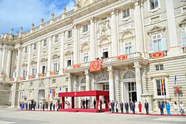 French President Emmanuel Macron and his wife, First Lady Brigitte Macron, are welcomed by King Felipe VI of Spain and Queen Letizia of Spain during an official ceremony at the Royal Palace in Madrid, as part of a state visit to Madrid, Spain, on September 29, 2020 Christian Liewig Bestimage French President Emmanuel Macron and his wife Brigitte Macron are welcomed by King Felipe VI and Queen Letizia of Spain at an official ceremony at the Royal Palace of Madrid during a state visit to Madrid, Spain, on September 29, 2026 Madrid, Spain Copyright: xChristianxLiewigx xBestimagexChristianxLiewigx xBestimagex