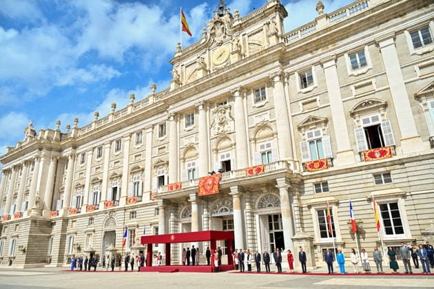 French President Emmanuel Macron and his wife, First Lady Brigitte Macron, are welcomed by King Felipe VI of Spain and Queen Letizia of Spain during an official ceremony at the Royal Palace in Madrid, as part of a state visit to Madrid, Spain, on September 29, 2020 Christian Liewig Bestimage French President Emmanuel Macron and his wife Brigitte Macron are welcomed by King Felipe VI and Queen Letizia of Spain at an official ceremony at the Royal Palace of Madrid during a state visit to Madrid, Spain, on September 29, 2026 Madrid, Spain Copyright: xChristianxLiewigx xBestimagexChristianxLiewigx xBestimagex