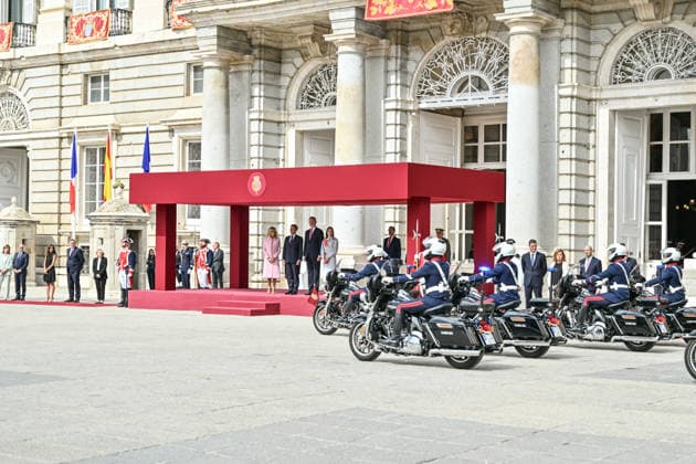 French President Emmanuel Macron and his wife, First Lady Brigitte Macron, are welcomed by King Felipe VI of Spain and Queen Letizia of Spain during an official ceremony at the Royal Palace in Madrid, as part of a state visit to Madrid, Spain, on September 29, 2020 Christian Liewig Bestimage French President Emmanuel Macron and his wife Brigitte Macron are welcomed by King Felipe VI and Queen Letizia of Spain at an official ceremony at the Royal Palace of Madrid during a state visit to Madrid, Spain, on September 29, 2026 Madrid, Spain Copyright: xChristianxLiewigx xBestimagexChristianxLiewigx xBestimagex
