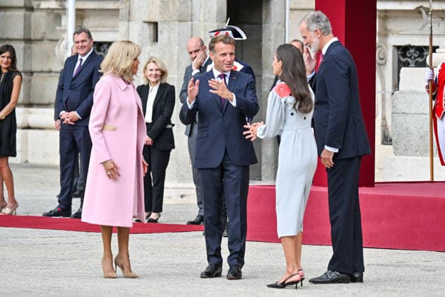 French President Emmanuel Macron and his wife, First Lady Brigitte Macron, are welcomed by King Felipe VI of Spain and Queen Letizia of Spain during an official ceremony at the Royal Palace in Madrid, as part of a state visit to Madrid, Spain, on September 29, 2020 Christian Liewig Bestimage French President Emmanuel Macron and his wife Brigitte Macron are welcomed by King Felipe VI of Spain and Queen Letizia at an official ceremony at the Royal Palace in Madrid during a state visit to Madrid, Spain, on September 29, 2026 Madrid, Spain Copyright: xChristianxLiewigx xBestimagexChristianxLiewigx xBestimagex