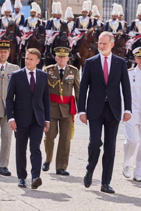 September 29, 2026, Madrid, Madrid, Spain: KING FELIPE VI of Spain and QUEEN LETIZIA of Spain welcome the President of the French Republic, EMMANUEL MACRON, and First Lady BRIGITTE MACRON on the occasion of their official visit Madrid Spain - ZUMAc260 20260929_zep_c260_017 Copyright: xMikexChicorrox