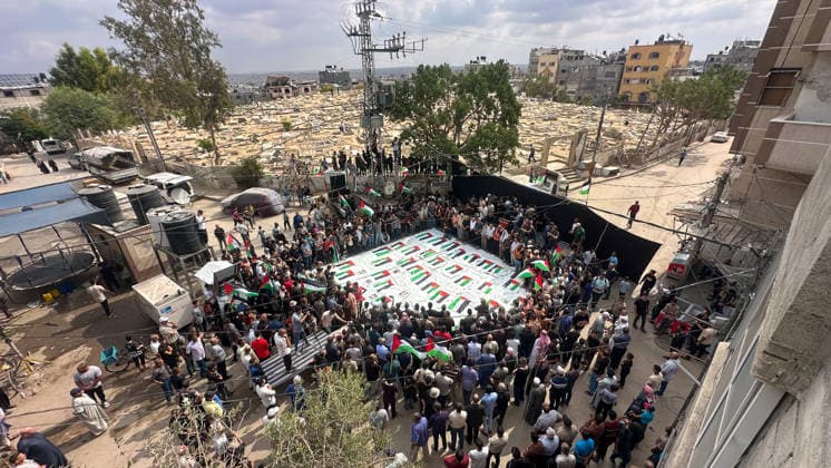 Gaza City Mass Funeral Mourners gather around bodies wrapped in shrouds during a mass funeral in Gaza City, Gaza Strip, on September 29, 2026. The remains of 43 Palestinians were recently recovered by Civil Defense crews from the rubble of a residential building destroyed in an Israeli strike earlier in the war. Gaza Gaza Strip Palestinian Territories Copyright: xDoaaxAlbazx