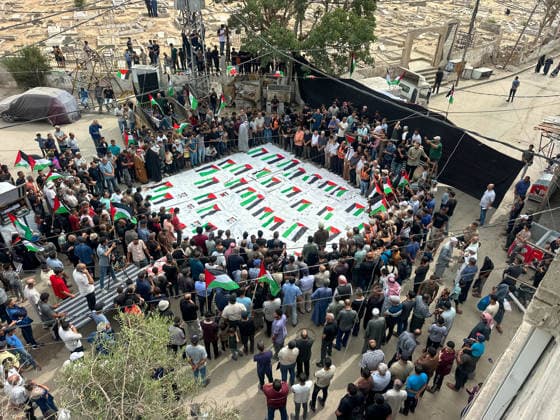 Gaza City Mass Funeral Mourners gather around bodies wrapped in shrouds during a mass funeral in Gaza City, Gaza Strip, on September 29, 2026. The remains of 43 Palestinians were recently recovered by Civil Defense crews from the rubble of a residential building destroyed in an Israeli strike earlier in the war. Gaza Gaza Strip Palestinian Territories Copyright: xDoaaxAlbazx