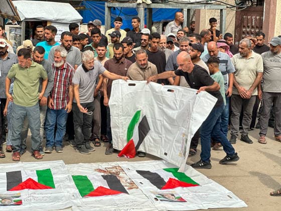 Gaza City Mass Funeral Palestinians place bodies wrapped in shrouds bearing the Palestinian flag on the ground during a mass funeral in Gaza City, Gaza Strip, on September 29, 2026. The remains of 43 Palestinians were recently recovered by Civil Defense crews from the rubble of a residential building destroyed in an Israeli strike earlier in the war. Gaza Gaza Strip Palestinian Territories Copyright: xDoaaxAlbazx