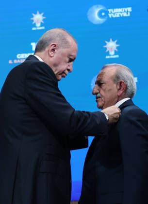 Turkish President and Leader of the Justice and Development Party Recep Tayyip Erdogan ANKARA, TURKIYE - SEPTEMBER 29: (----EDITORIAL USE ONLY - MANDATORY CREDIT - TURKISH PRESIDENCY MURAT KULA HANDOUT - NO MARKETING NO ADVERTISING CAMPAIGNS - DISTRIBUTED AS A SERVICE TO CLIENTS----) Turkish President and Justice and Development Party (AK Party) Chairman Recep Tayyip Erdogan (L) presents party badges to nine mayors who have joined the AK Party during the Meeting with Provincial Heads at the AK Party Congress Center in Ankara, Turkiye, on September 29, 2026. Turkish Presidency Murat Kula Handout Anadolu Ankara Turkey. Editorial use only. Please get in touch for any other usage.  Copyright: x2026xAnadoluxTurkishxPresidencyx xMuratxKulax xHandoutx