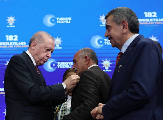 Turkish President and Leader of the Justice and Development Party Recep Tayyip Erdogan ANKARA, TURKIYE - SEPTEMBER 29: (----EDITORIAL USE ONLY - MANDATORY CREDIT - TURKISH PRESIDENCY MURAT KULA HANDOUT - NO MARKETING NO ADVERTISING CAMPAIGNS - DISTRIBUTED AS A SERVICE TO CLIENTS----) Turkish President and Justice and Development Party (AK Party) Chairman Recep Tayyip Erdogan (L) presents party badges to nine mayors who have joined the AK Party during the Meeting with Provincial Heads at the AK Party Congress Center in Ankara, Turkiye, on September 29, 2026. Turkish Presidency Murat Kula Handout Anadolu Ankara Turkey. Editorial use only. Please get in touch for any other usage.  Copyright: x2026xAnadoluxTurkishxPresidencyx xMuratxKulax xHandoutx