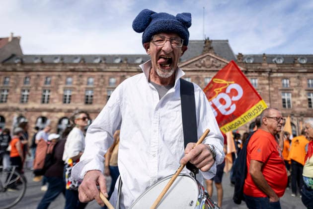 NEWS: Greve dans la fonction publique a Strasbourg. 29 09 2026 Manifestation des agents de la fonction publique a Strasbourg, le 29 septembre 2026, dans le cadre d une journee nationale de greve et de mobilisation. Le cortege est parti de la place Kleber et a defile dans les rues du centre-ville avant de rejoindre la place de la Republique.  Copyright: xelyxandroxcegarrax