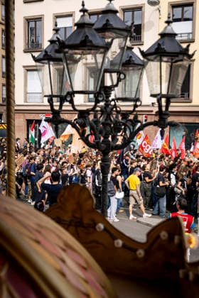NEWS: Greve dans la fonction publique a Strasbourg. 29 09 2026 Manifestation des agents de la fonction publique a Strasbourg, le 29 septembre 2026, dans le cadre d une journee nationale de greve et de mobilisation. Le cortege est parti de la place Kleber et a defile dans les rues du centre-ville avant de rejoindre la place de la Republique.  Copyright: xelyxandroxcegarrax
