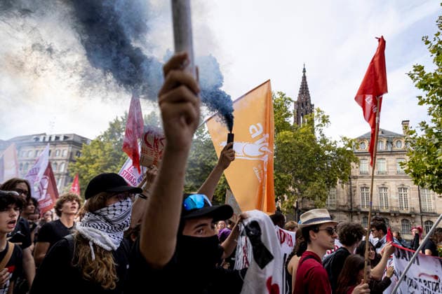 NEWS: Greve dans la fonction publique a Strasbourg. 29 09 2026 Manifestation des agents de la fonction publique a Strasbourg, le 29 septembre 2026, dans le cadre d une journee nationale de greve et de mobilisation. Le cortege est parti de la place Kleber et a defile dans les rues du centre-ville avant de rejoindre la place de la Republique.  Copyright: xelyxandroxcegarrax