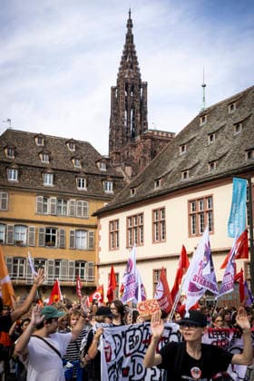 NEWS: Greve dans la fonction publique a Strasbourg. 29 09 2026 Manifestation des agents de la fonction publique a Strasbourg, le 29 septembre 2026, dans le cadre d une journee nationale de greve et de mobilisation. Le cortege est parti de la place Kleber et a defile dans les rues du centre-ville avant de rejoindre la place de la Republique.  Copyright: xelyxandroxcegarrax