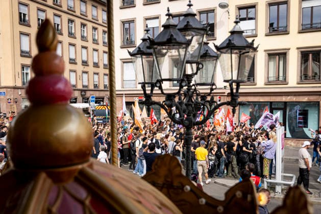 NEWS: Greve dans la fonction publique a Strasbourg. 29 09 2026 Manifestation des agents de la fonction publique a Strasbourg, le 29 septembre 2026, dans le cadre d une journee nationale de greve et de mobilisation. Le cortege est parti de la place Kleber et a defile dans les rues du centre-ville avant de rejoindre la place de la Republique.  Copyright: xelyxandroxcegarrax