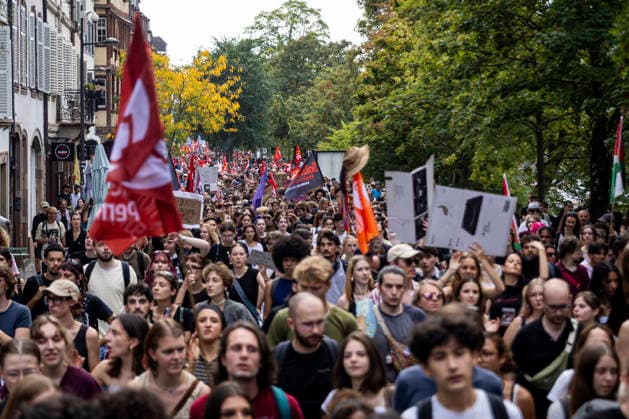NEWS: Greve dans la fonction publique a Strasbourg. 29 09 2026 Manifestation des agents de la fonction publique a Strasbourg, le 29 septembre 2026, dans le cadre d une journee nationale de greve et de mobilisation. Le cortege est parti de la place Kleber et a defile dans les rues du centre-ville avant de rejoindre la place de la Republique.  Copyright: xelyxandroxcegarrax