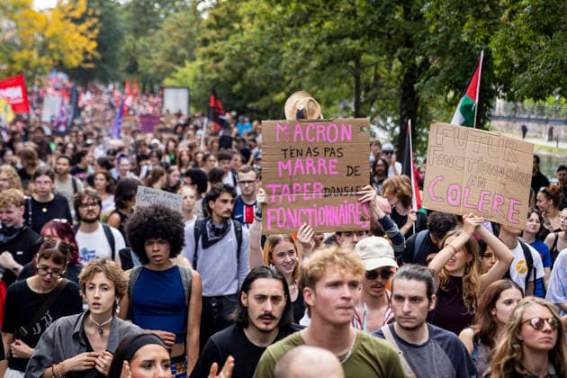NEWS: Greve dans la fonction publique a Strasbourg. 29 09 2026 Manifestation des agents de la fonction publique a Strasbourg, le 29 septembre 2026, dans le cadre d une journee nationale de greve et de mobilisation. Le cortege est parti de la place Kleber et a defile dans les rues du centre-ville avant de rejoindre la place de la Republique.  Copyright: xelyxandroxcegarrax