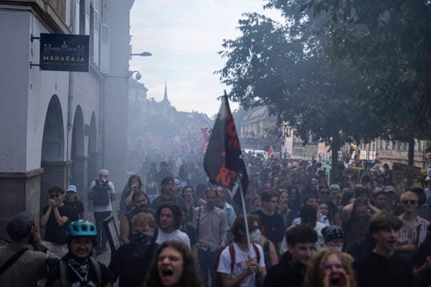 NEWS: Greve dans la fonction publique a Strasbourg. 29 09 2026 Manifestation des agents de la fonction publique a Strasbourg, le 29 septembre 2026, dans le cadre d une journee nationale de greve et de mobilisation. Le cortege est parti de la place Kleber et a defile dans les rues du centre-ville avant de rejoindre la place de la Republique.  Copyright: xelyxandroxcegarrax
