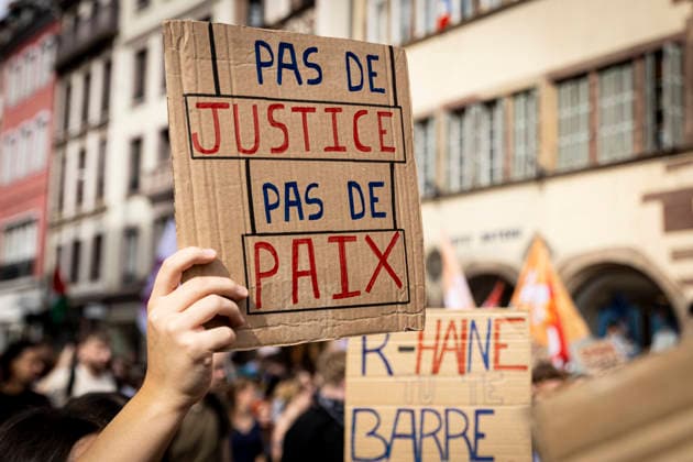 NEWS: Greve dans la fonction publique a Strasbourg. 29 09 2026 Manifestation des agents de la fonction publique a Strasbourg, le 29 septembre 2026, dans le cadre d une journee nationale de greve et de mobilisation. Le cortege est parti de la place Kleber et a defile dans les rues du centre-ville avant de rejoindre la place de la Republique.  Copyright: xelyxandroxcegarrax