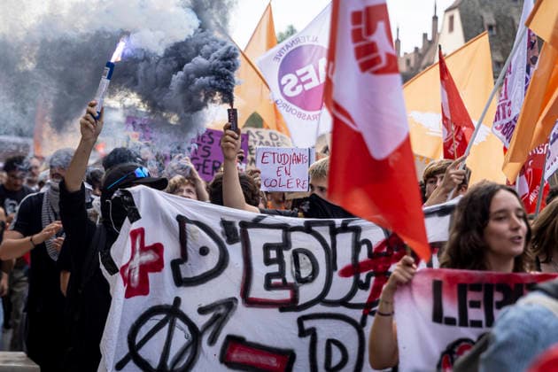 NEWS: Greve dans la fonction publique a Strasbourg. 29 09 2026 Manifestation des agents de la fonction publique a Strasbourg, le 29 septembre 2026, dans le cadre d une journee nationale de greve et de mobilisation. Le cortege est parti de la place Kleber et a defile dans les rues du centre-ville avant de rejoindre la place de la Republique.  Copyright: xelyxandroxcegarrax