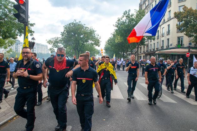 French Firefighters Strike Continues - Paris French firefighters stage a protest march from Place d Italie to Place de la Bastille in Paris, France on September 29, 2026, after demonstrating their dissatisfaction the previous afternoon, as firefighters continue to voice grievances over working conditions and reforms. Photo by Denis Prezat ABACAPRESS.COM Paris France  Copyright: xPrezatxDenis ABACAx