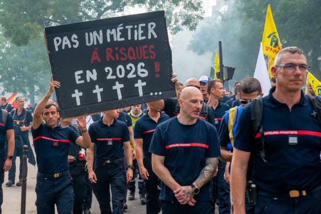 French Firefighters Strike Continues - Paris French firefighters stage a protest march from Place d Italie to Place de la Bastille in Paris, France on September 29, 2026, after demonstrating their dissatisfaction the previous afternoon, as firefighters continue to voice grievances over working conditions and reforms. Photo by Denis Prezat ABACAPRESS.COM Paris France  Copyright: xPrezatxDenis ABACAx