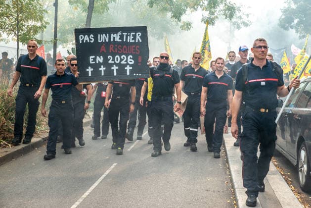 French Firefighters Strike Continues - Paris French firefighters stage a protest march from Place d Italie to Place de la Bastille in Paris, France on September 29, 2026, after demonstrating their dissatisfaction the previous afternoon, as firefighters continue to voice grievances over working conditions and reforms. Photo by Denis Prezat ABACAPRESS.COM Paris France  Copyright: xPrezatxDenis ABACAx