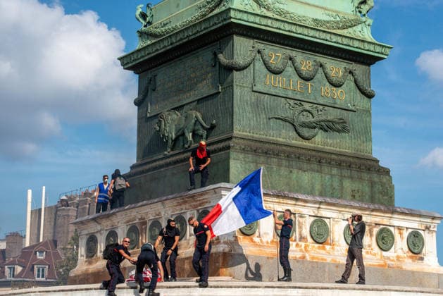 French Firefighters Strike Continues - Paris French firefighters stage a protest march from Place d Italie to Place de la Bastille in Paris, France on September 29, 2026, after demonstrating their dissatisfaction the previous afternoon, as firefighters continue to voice grievances over working conditions and reforms. Photo by Denis Prezat ABACAPRESS.COM Paris France  Copyright: xPrezatxDenis ABACAx