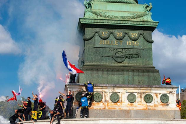 French Firefighters Strike Continues - Paris French firefighters stage a protest march from Place d Italie to Place de la Bastille in Paris, France on September 29, 2026, after demonstrating their dissatisfaction the previous afternoon, as firefighters continue to voice grievances over working conditions and reforms. Photo by Denis Prezat ABACAPRESS.COM Paris France  Copyright: xPrezatxDenis ABACAx