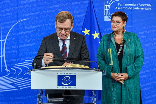 German Foreign Minister Johann Wadephul visits Council of Europe STRASBOURG, FRANCE - SEPTEMBER 29: German Foreign Minister Johann Wadephul signs the guest book as Parliamentary Assembly of the Council of Europe (PACE) President Petra Bayr looks on at the Council of Europe in Strasbourg, France on September 29, 2026. Ahmet Sel Anadolu Strasbourg France. Editorial use only. Please get in touch for any other usage.  Copyright: x2026xAnadoluxAhmetxSelx