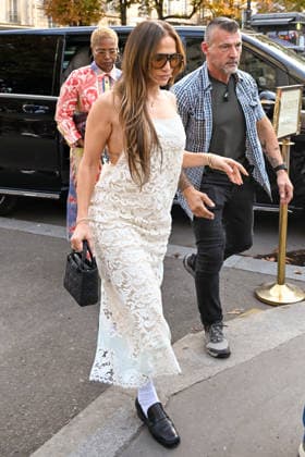 Jennifer Lopez goes shopping during Paris Fashion Week (PFW) in Paris, France, on September 29, 2026. Gedeon Taieb, Bestimage. Jennifer Lopez will be shopping during Paris Fashion Week (PFW) in Paris, France, on September 29, 2026. Paris, France  Copyright: xGedeonxTaiebx xBestimagexGedeonxTaiebx xBestimagex