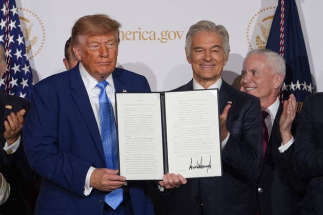 U.S. President Donald Trump (L) poses with a document during the launch of the America.gov website, which uses AI to bring together the administrative services of government agencies on a single platform, at the Andrew W. Mellon Auditorium in Washington, D.C., United States, 29 September 2026. Trump defends advances in AI and unveils a portal for administrative procedures that uses this technology !ACHTUNG: NUR REDAKTIONELLE NUTZUNG!  Copyright: xOctavioxGuzmánx AME1321 20260929-55021538442_1