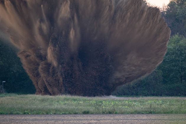 Controlled detonation of a World War II bomb in Cologne-Rodenkirchen on September 29, 2026. Controlled detonation of an American 10-zentner World War II bomb—an unexploded ordnance—by the Explosive Ordnance Disposal Unit (KMBS) in a field in Cologne-Rodenkirchen. Because o Copyright: xMarcxJohnx