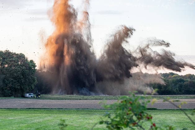 Controlled detonation of a World War II bomb in Cologne-Rodenkirchen, September 29, 2026. Controlled detonation of an American 10-zentner World War II bomb—an unexploded ordnance—by the Explosive Ordnance Disposal Unit (KMBS) in a field in Cologne-Rodenkirchen. Because one Copyright: xMarcxJohnx