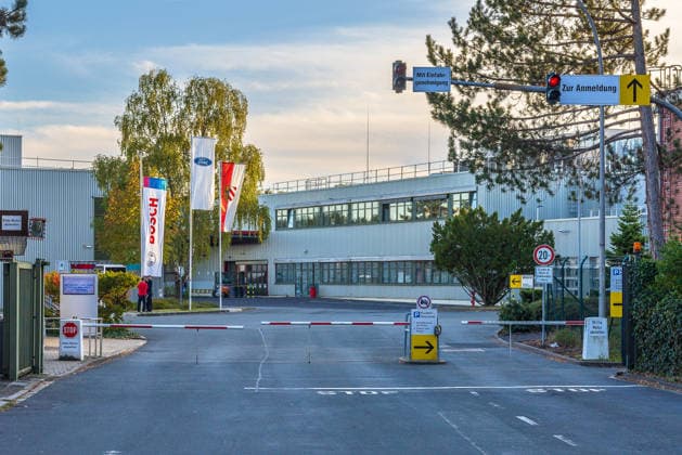 Job Cuts at Auto Parts Supplier Bosch at Its Nuremberg Plant, Nuremberg, September 29, 2026: The entrance to the Bosch plant grounds is secured with barriers and traffic lights; the plant building is bathed in soft morning light. The site is affected by planned job cuts at the automotive supplier. Nuremberg, Bavaria, Germany 20260929-286A9794-M4000